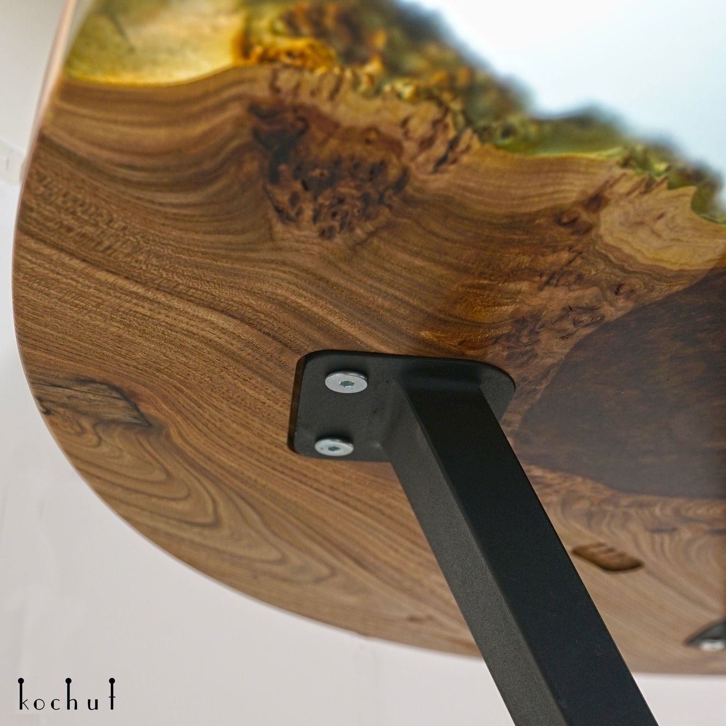 Florence — Esstisch aus Holz und Epoxidharz