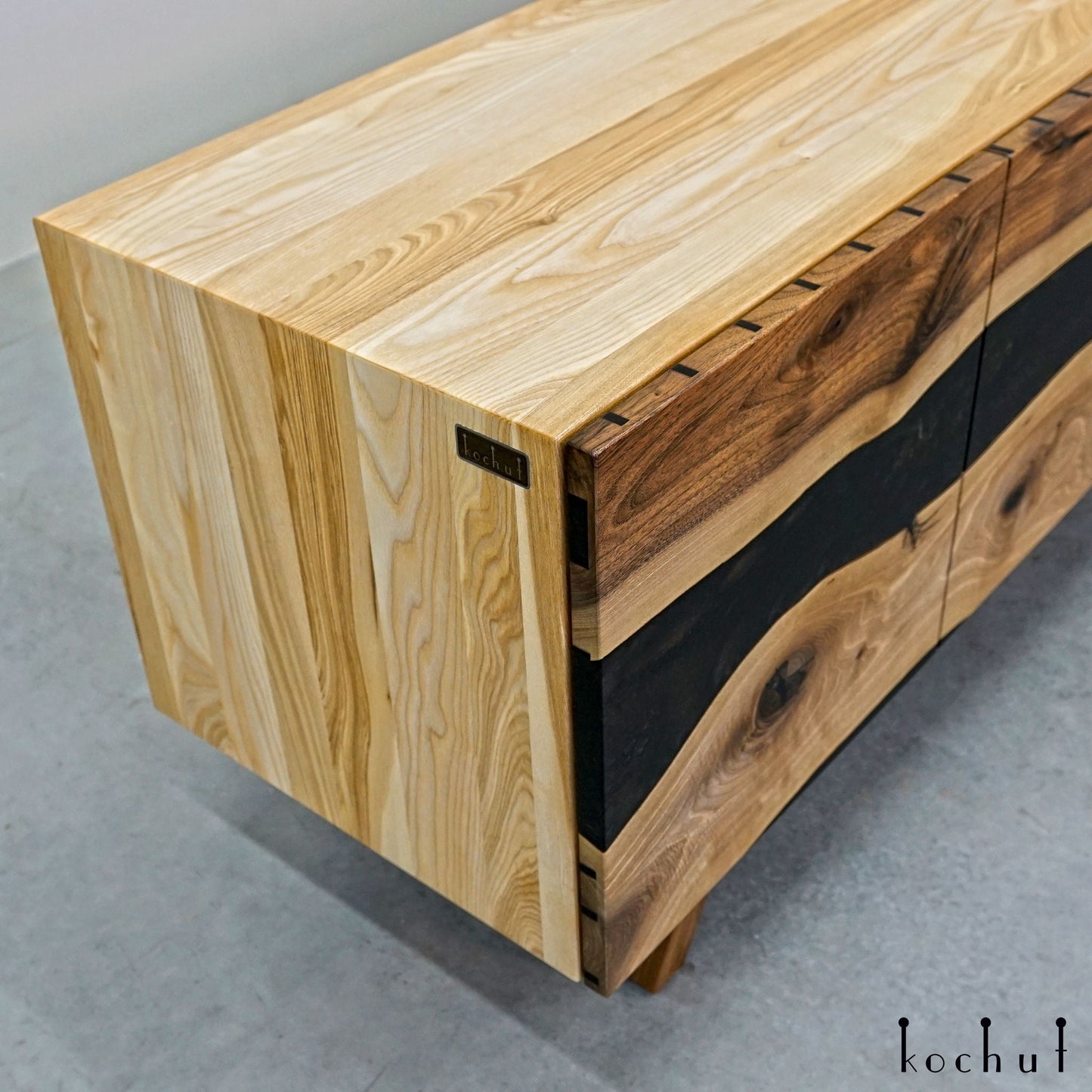 Koriander — Holz- und Epoxidharz-Schrank