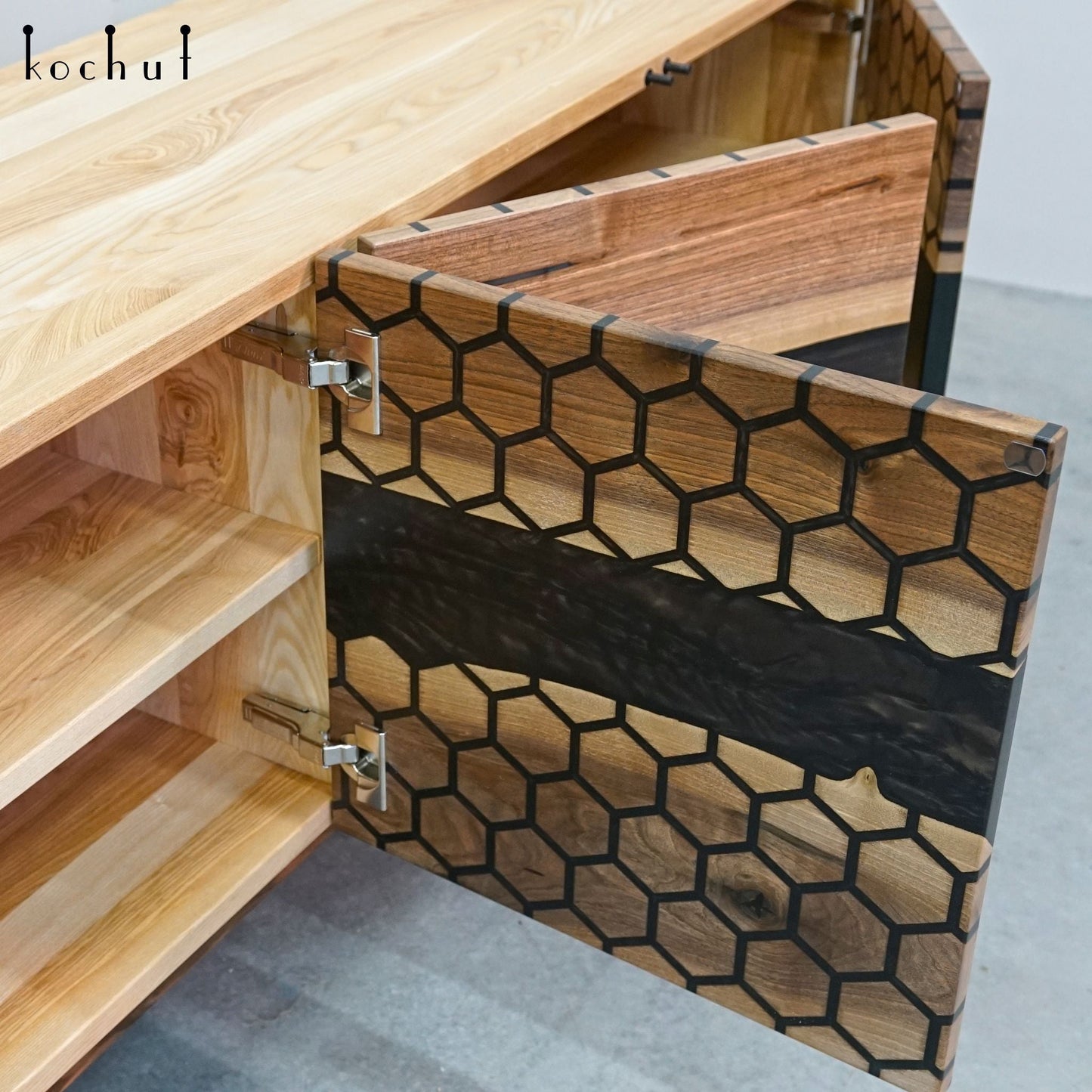 Koriander — Holz- und Epoxidharz-Schrank