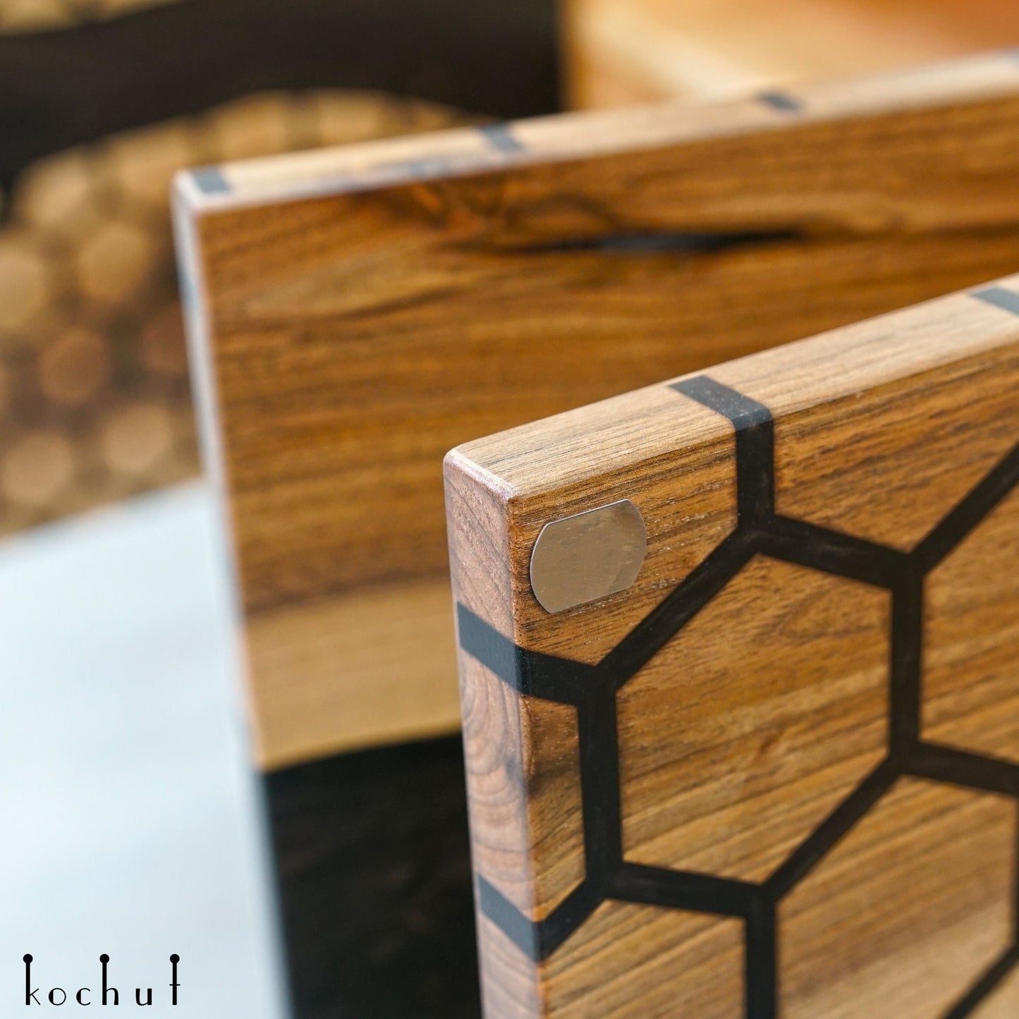 Koriander — Holz- und Epoxidharz-Schrank