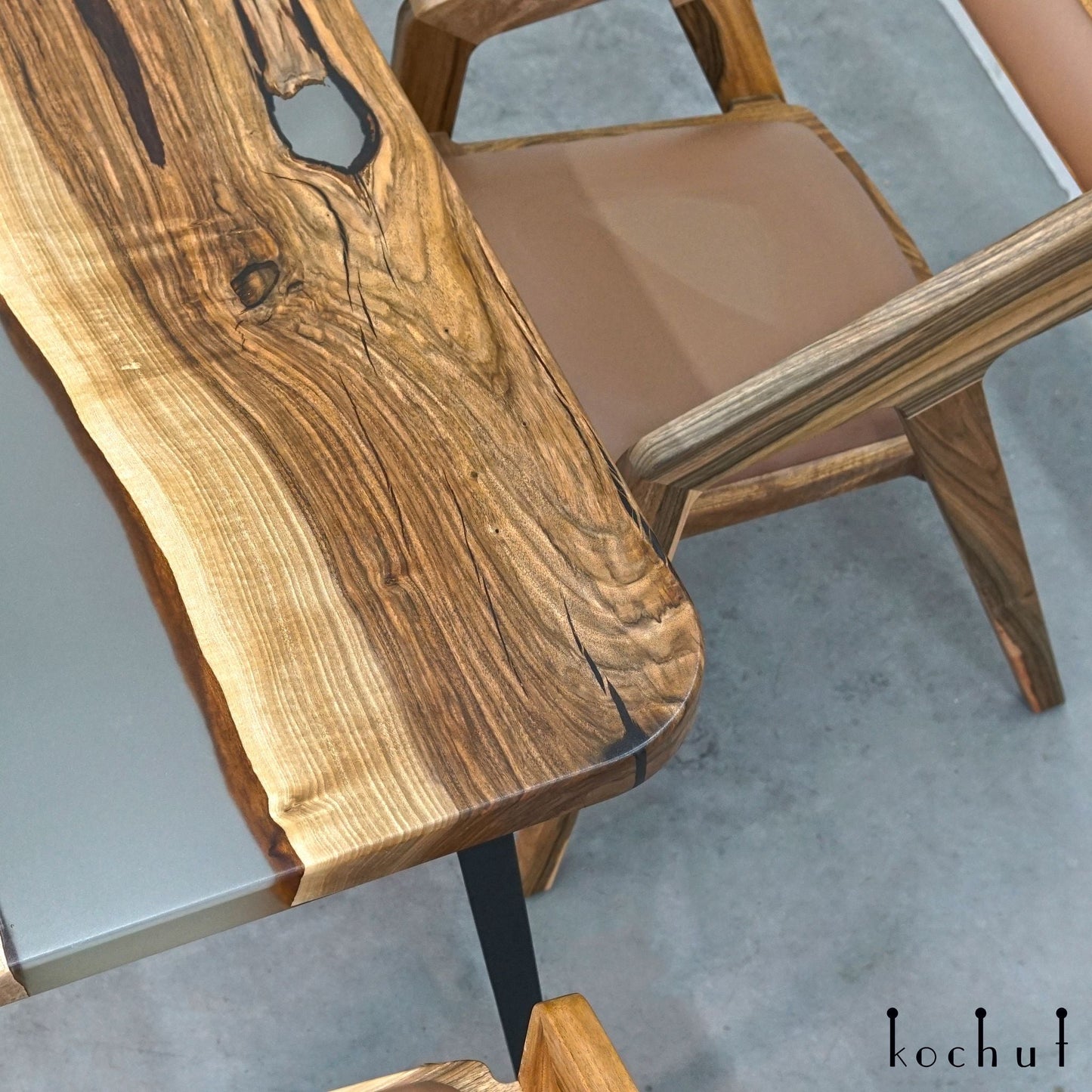 Perseus — Esstisch aus Holz und Epoxidharz