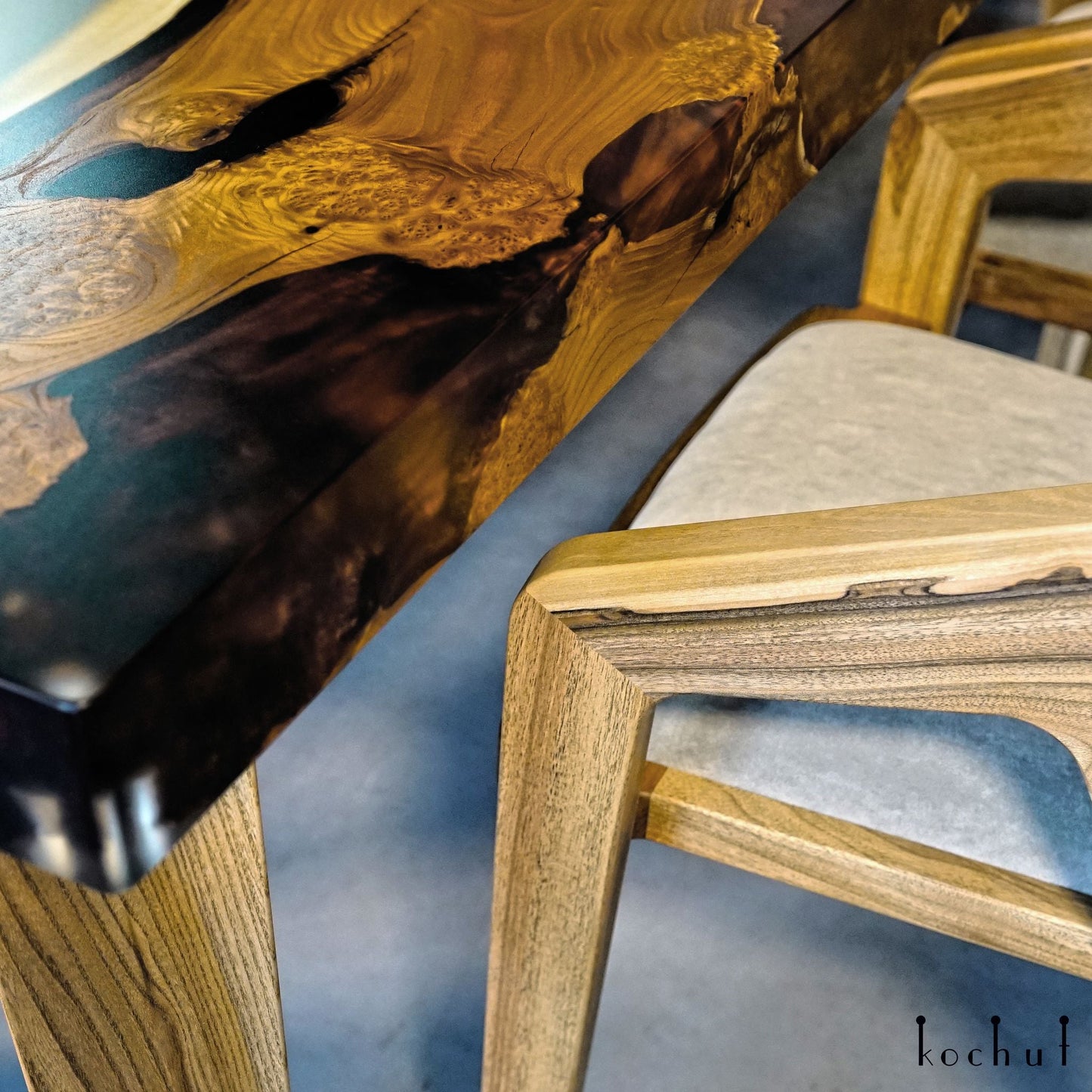 Cheetah — Esstisch aus Holz und Epoxidharz