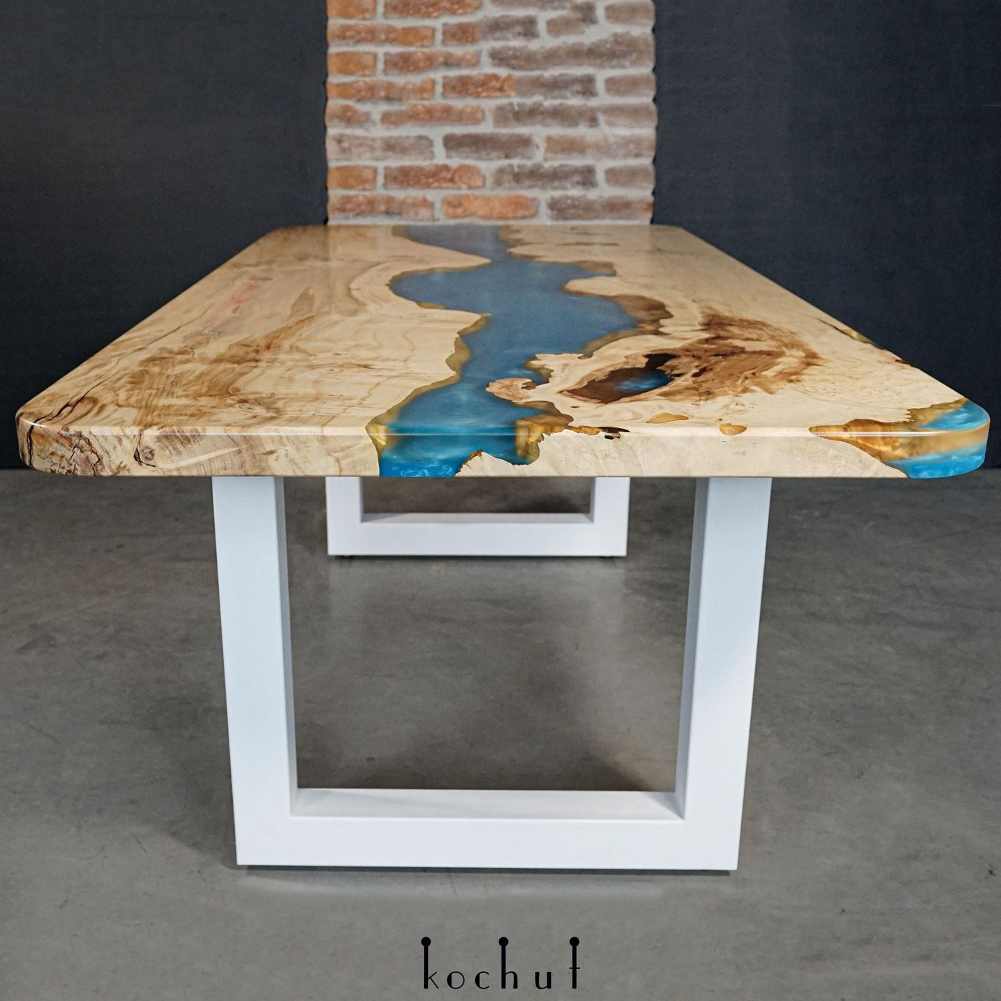 Larimar — Esstisch aus Holz und Epoxidharz