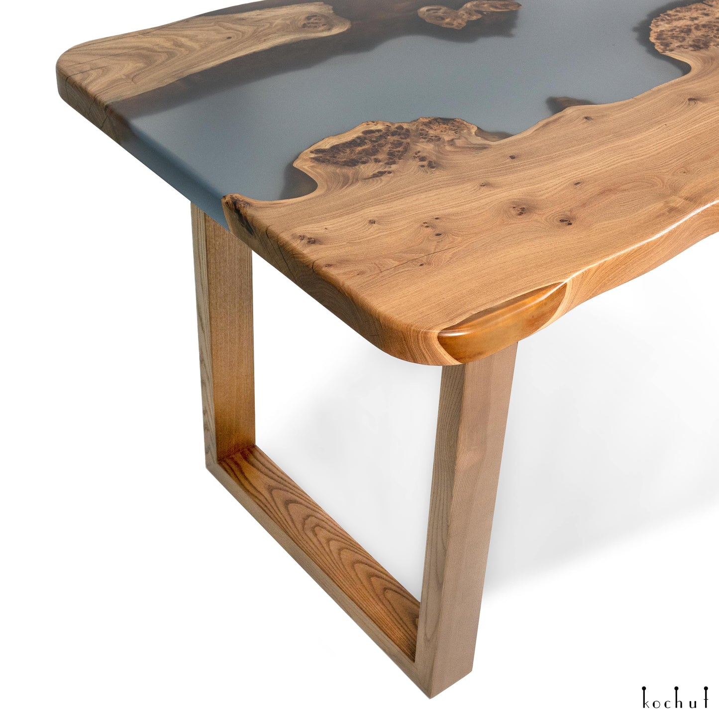 Albertini — Esstisch aus Holz und Epoxidharz