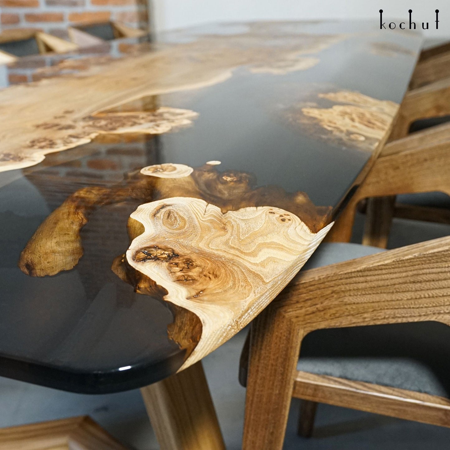 Orion — Esstisch aus Holz und Epoxidharz