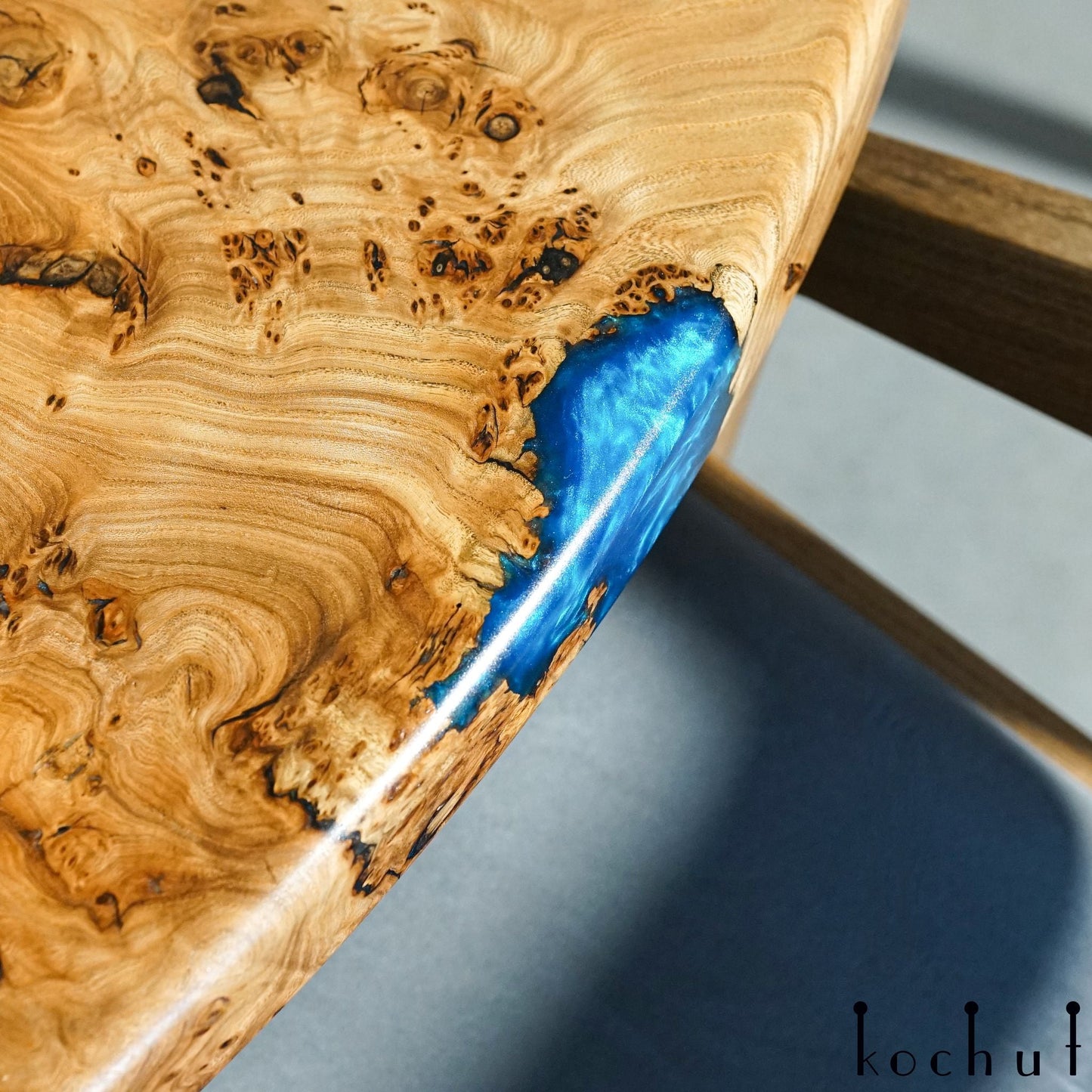 Zwei Horizonte – Esstisch aus Holz und Epoxidharz