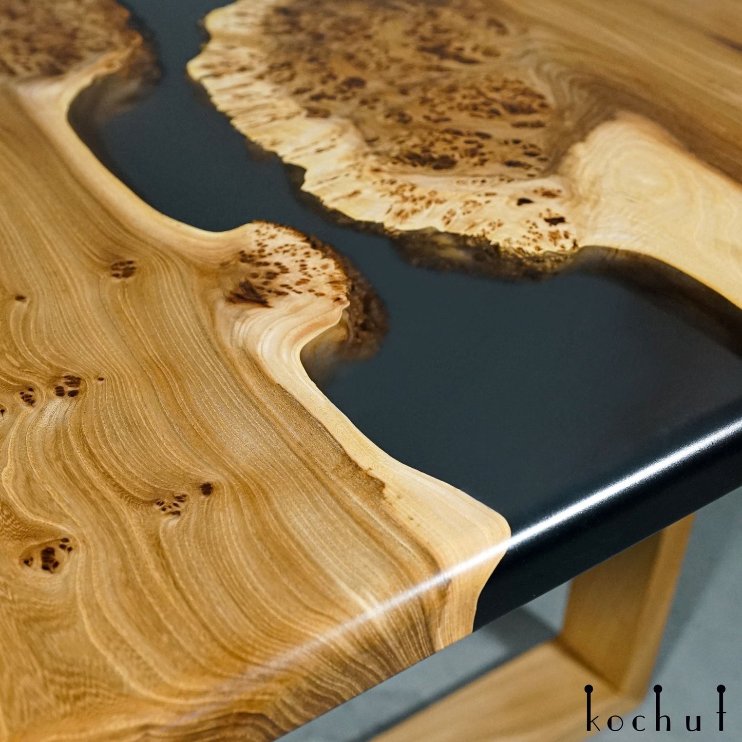 Albertini. Classic — Esstisch aus Holz und Epoxidharz