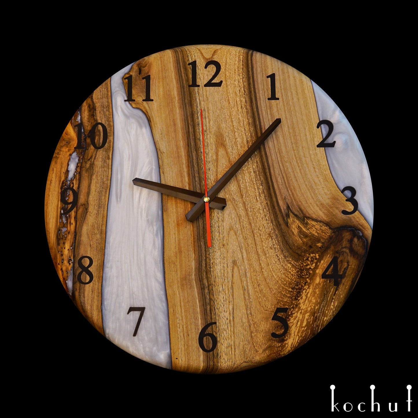 Continuum — Wanduhr aus Holz und Epoxidharz