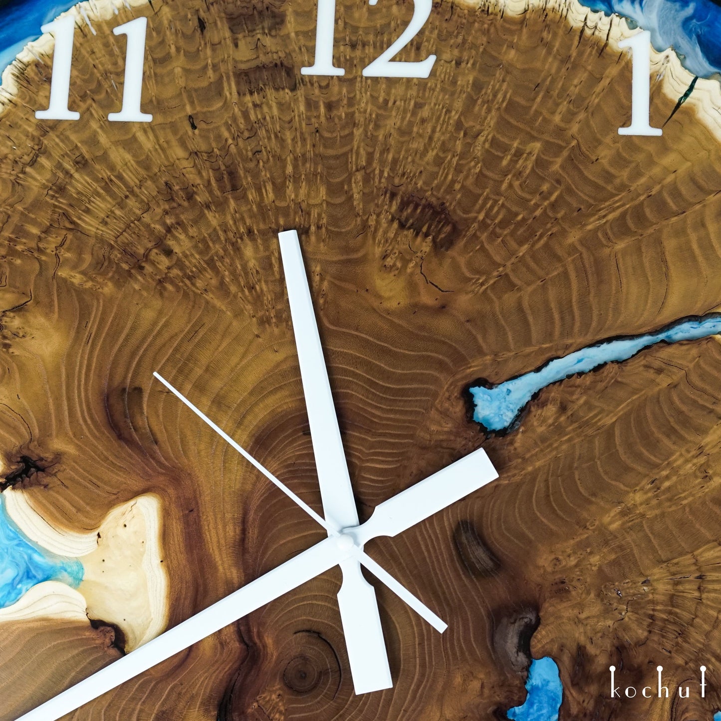 Atlantis — Wanduhr aus Holz und Epoxidharz