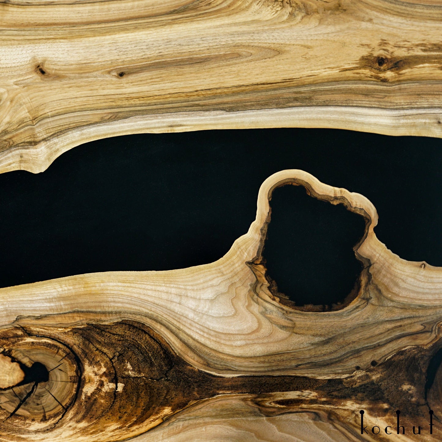 Morpheus — Esstisch aus Holz und Epoxidharz