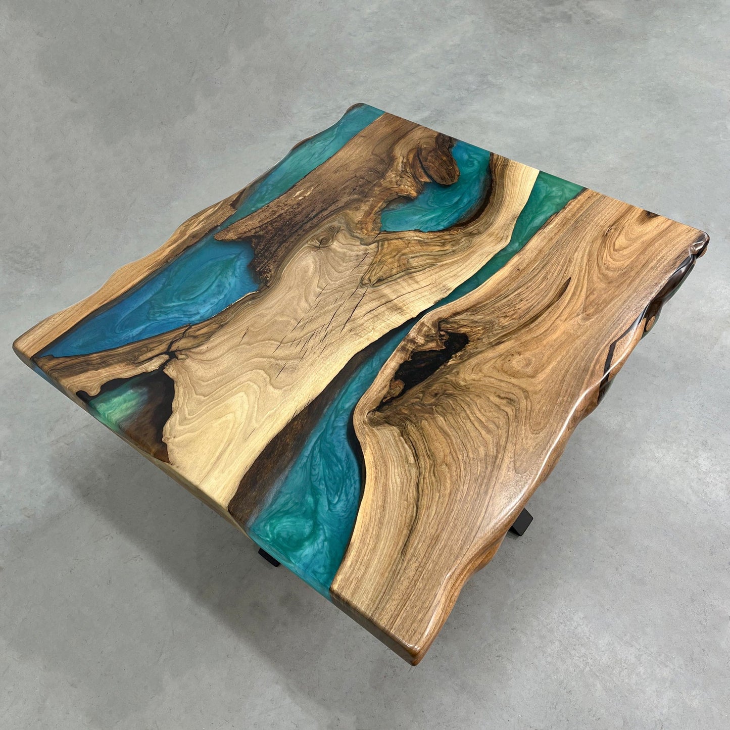 Rhapsody — Holz- und Epoxidharz-Couchtisch