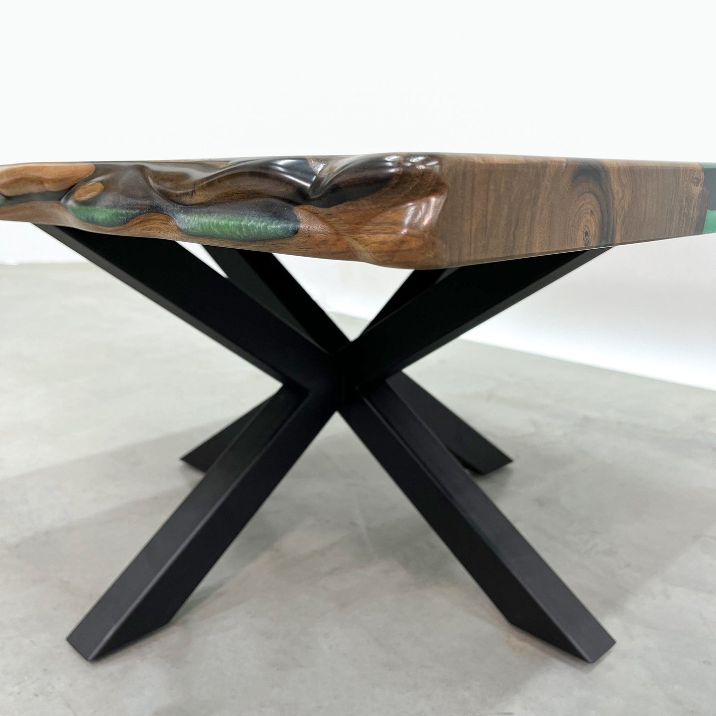 Rhapsody — Holz- und Epoxidharz-Couchtisch