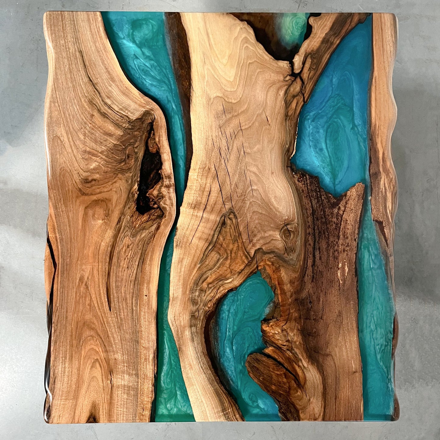 Rhapsody — Holz- und Epoxidharz-Couchtisch