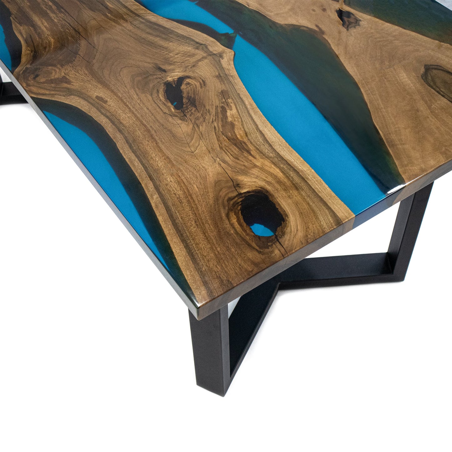 Arctoria — Esstisch aus Holz und Epoxidharz