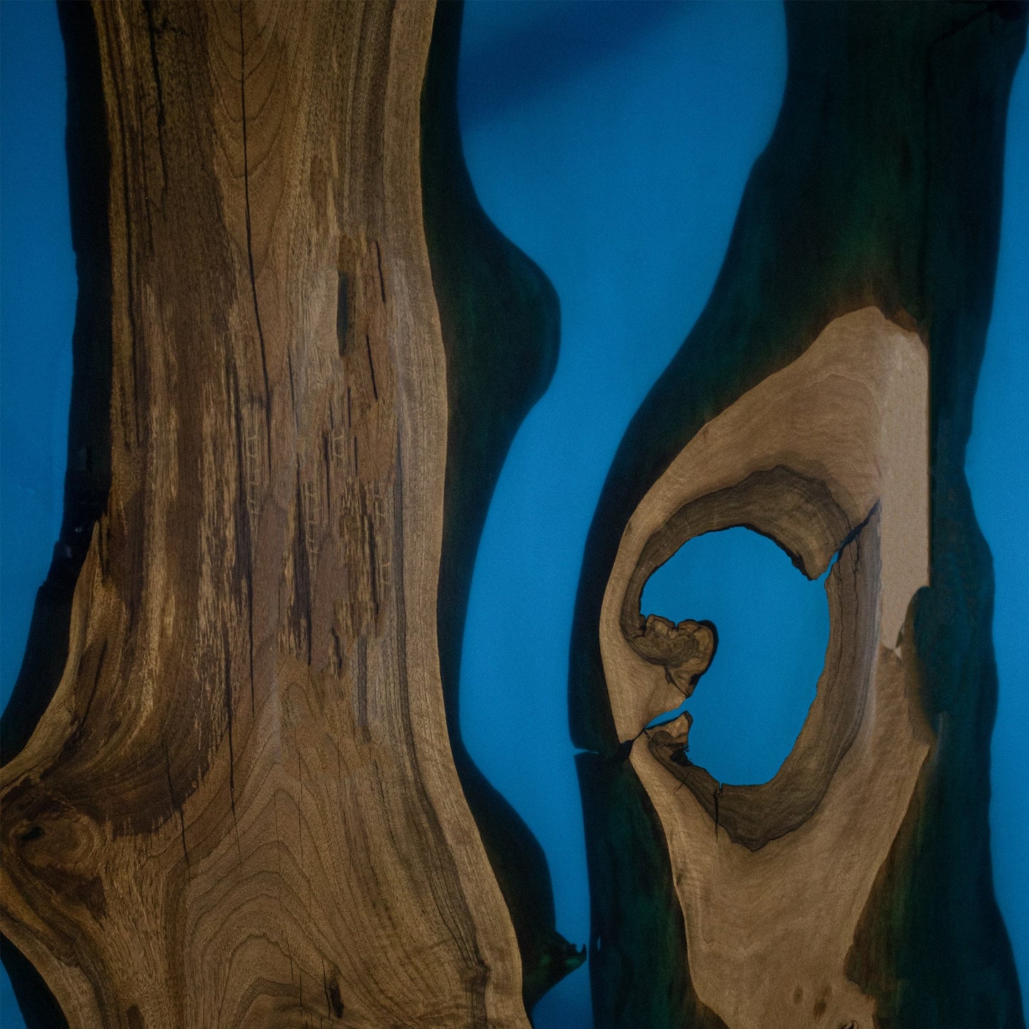 Arctoria — Esstisch aus Holz und Epoxidharz