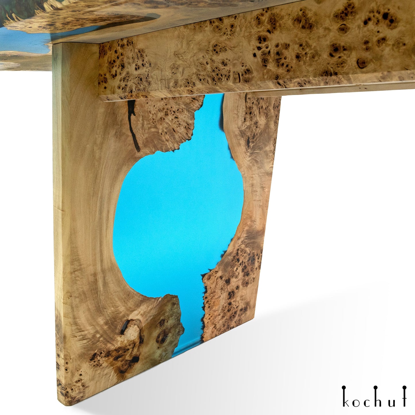 Blauer Edelweiß — Esszimmertisch aus Holz und Epoxidharz