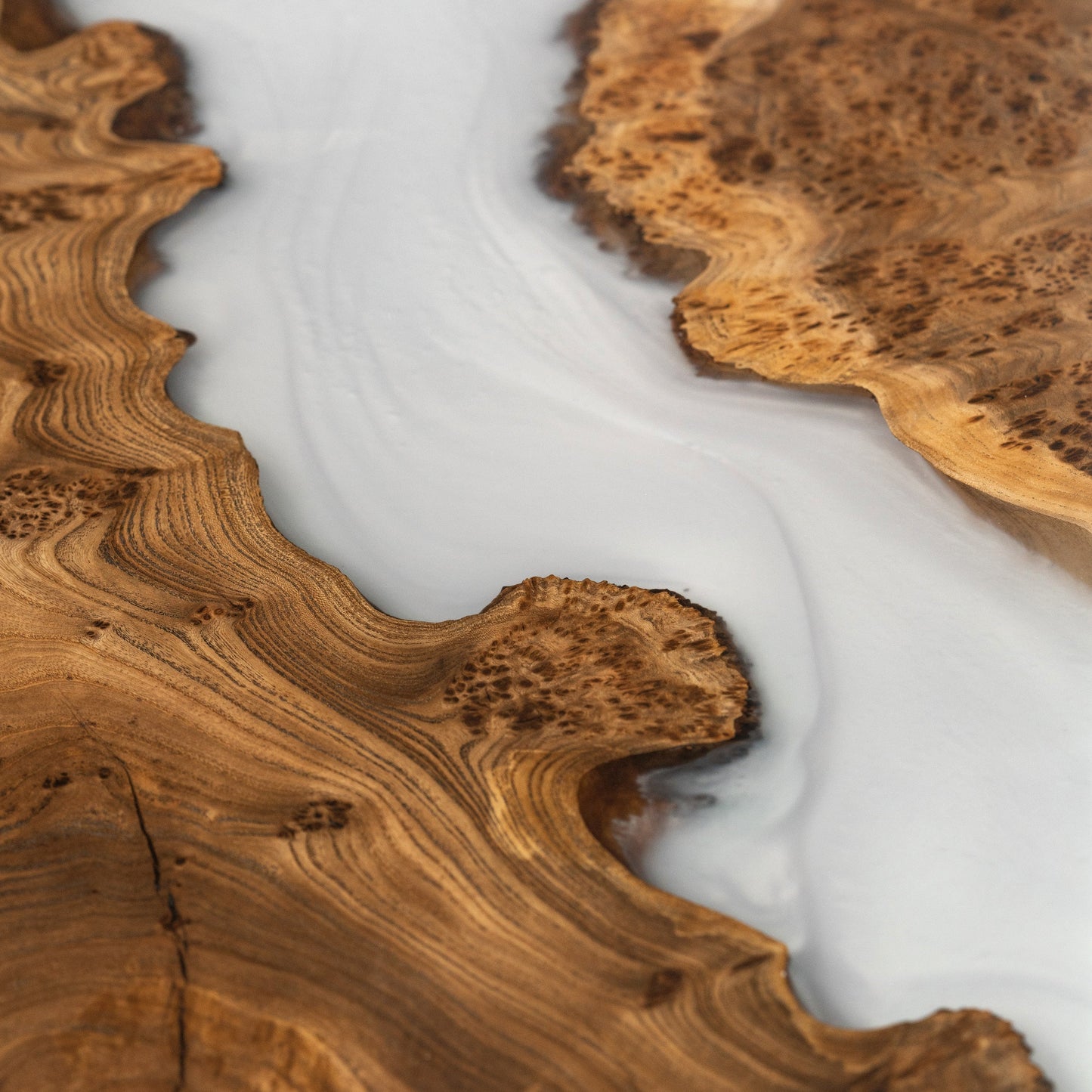 Nebel Albion — Esstisch aus Holz und Epoxidharz