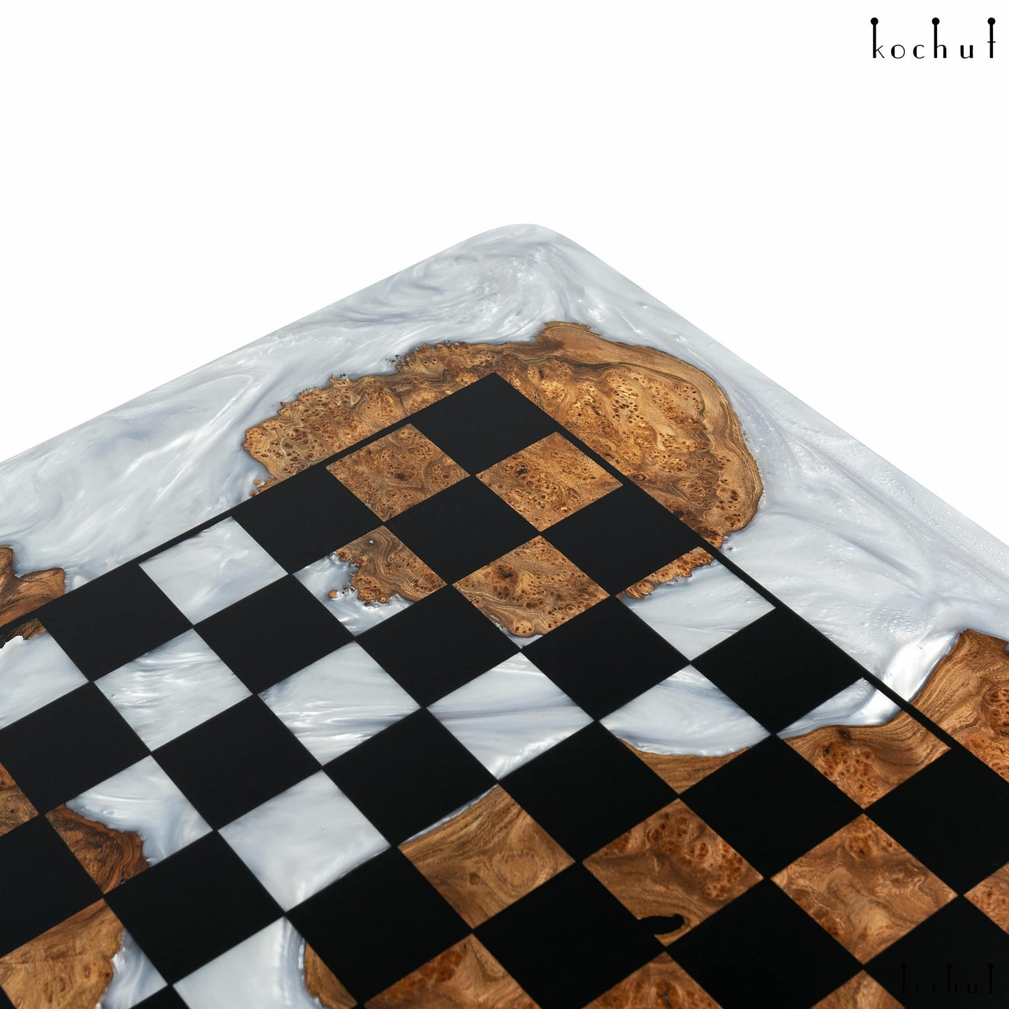 London Gambit — Schach-Kaffeetisch aus Holz und Epoxidharz