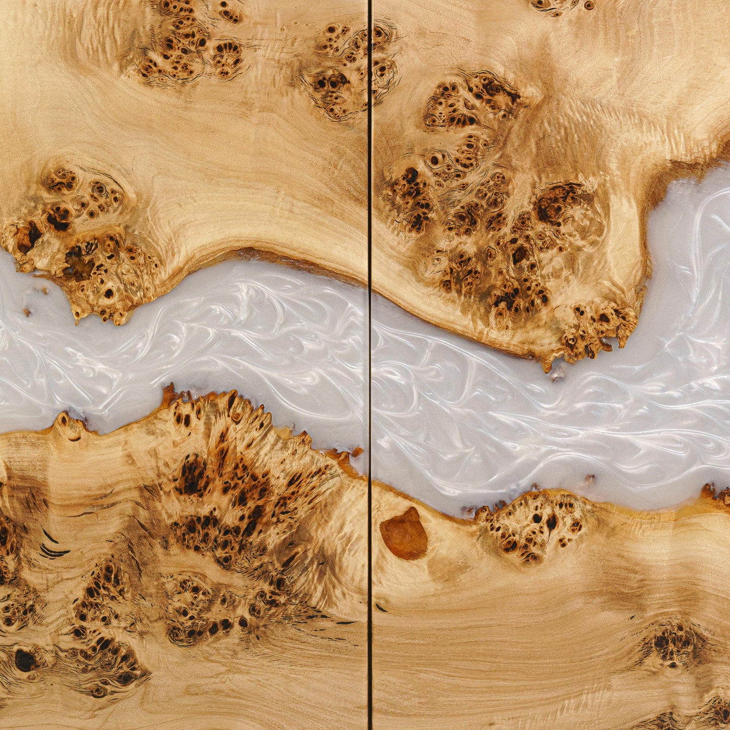 Artemis — Holz- und Epoxidharz-Schrank