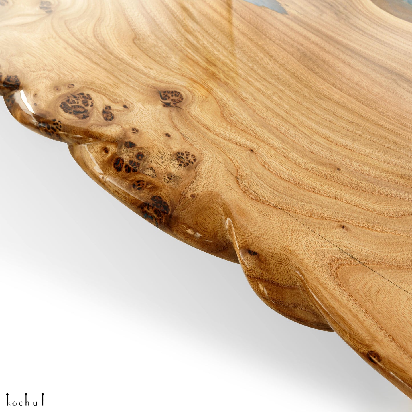 Atlantis — Esstisch aus Holz und Epoxidharz (lebendige Kante)
