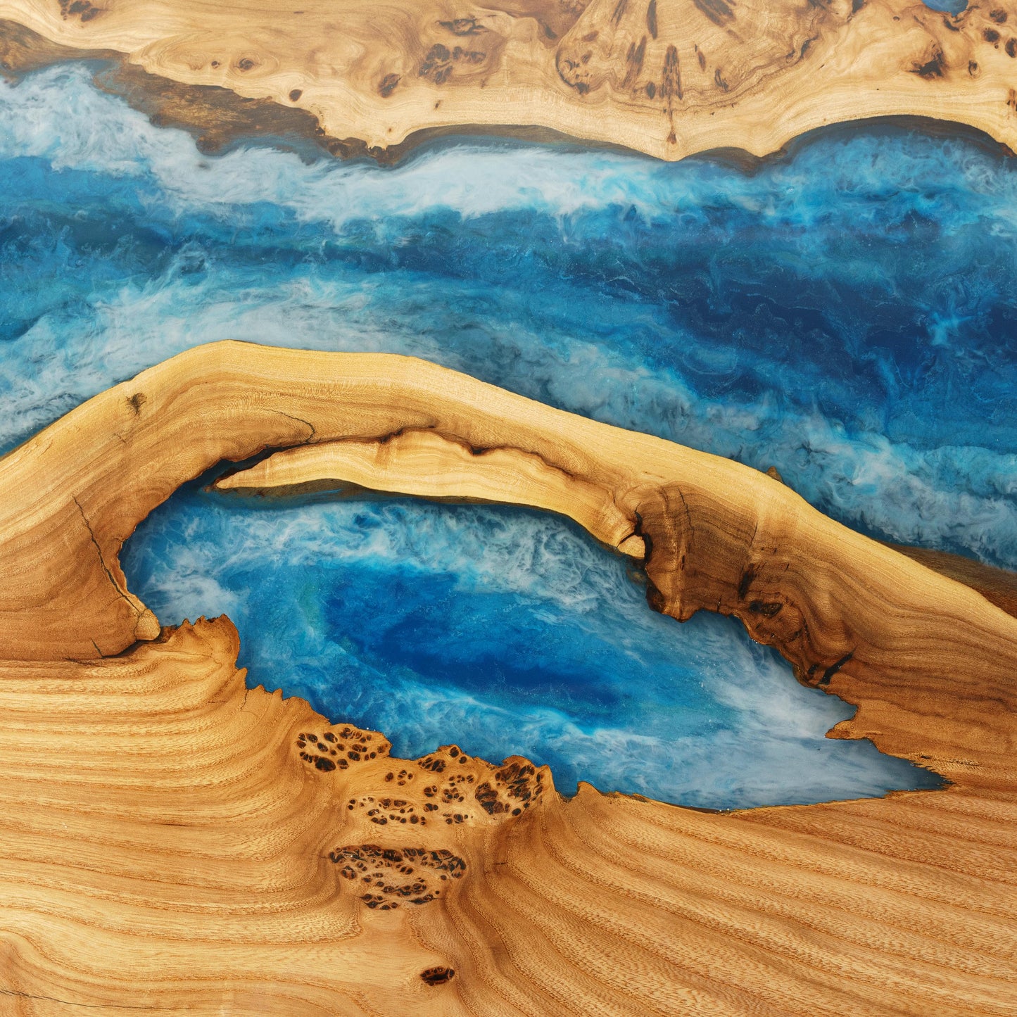 Atlantis — Esstisch aus Holz und Epoxidharz (lebendige Kante)