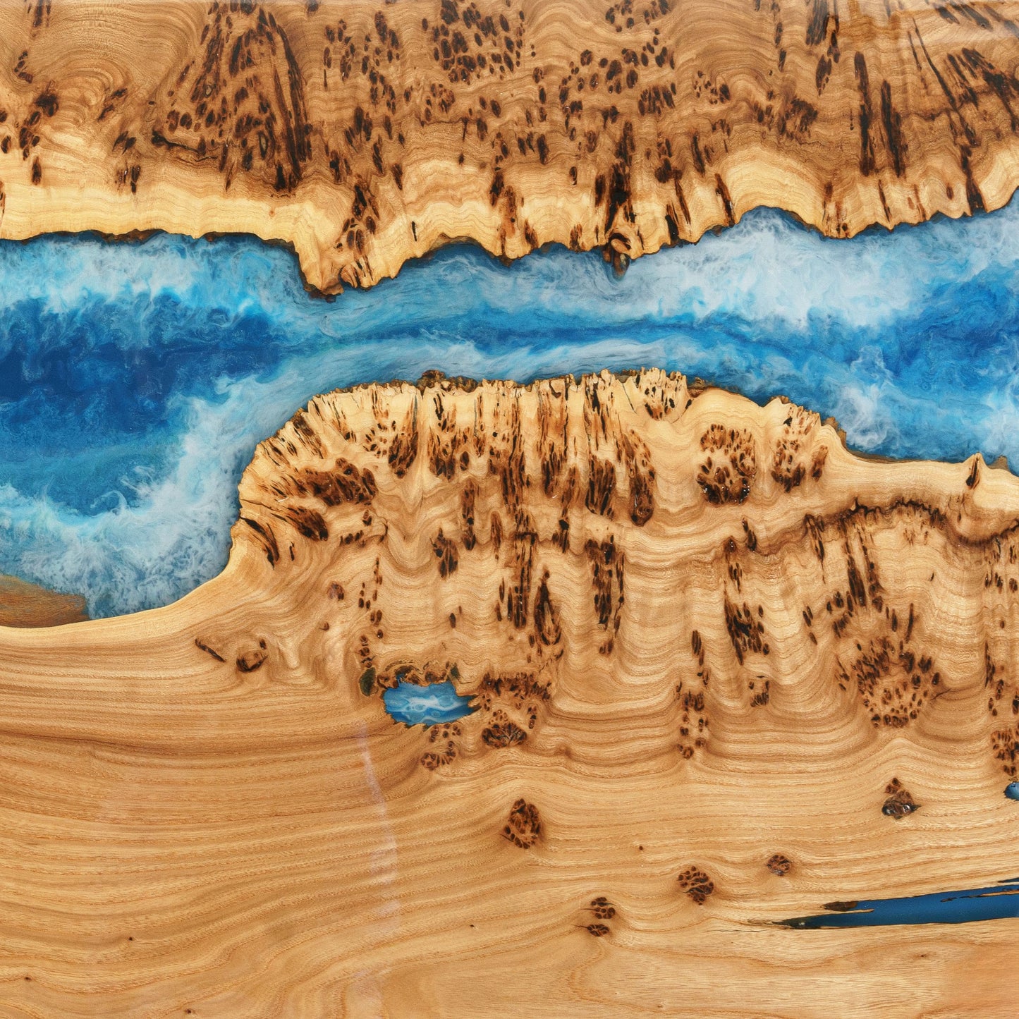 Atlantis — Esstisch aus Holz und Epoxidharz (lebendige Kante)