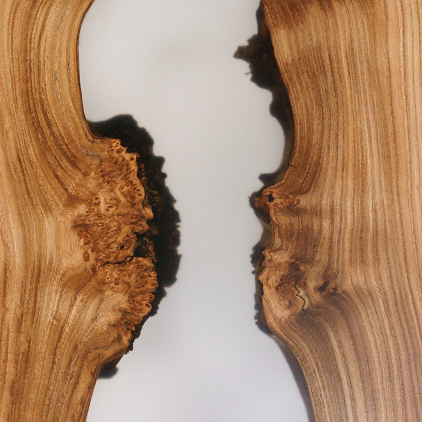 Tango — Holz- und Epoxidharz-Couchtische