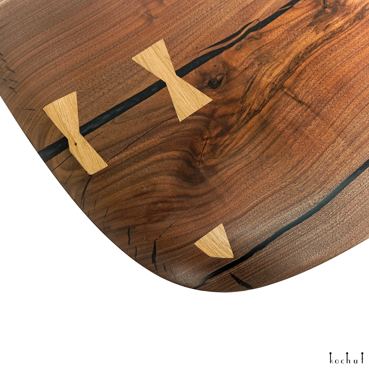 Tages — Esstisch aus Holz und Epoxidharz