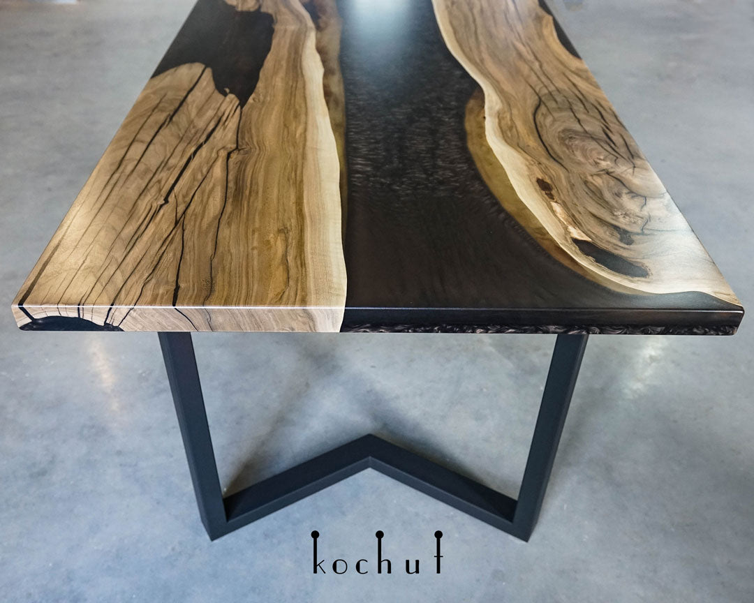 Armagnac — Esstisch aus Holz und Epoxidharz