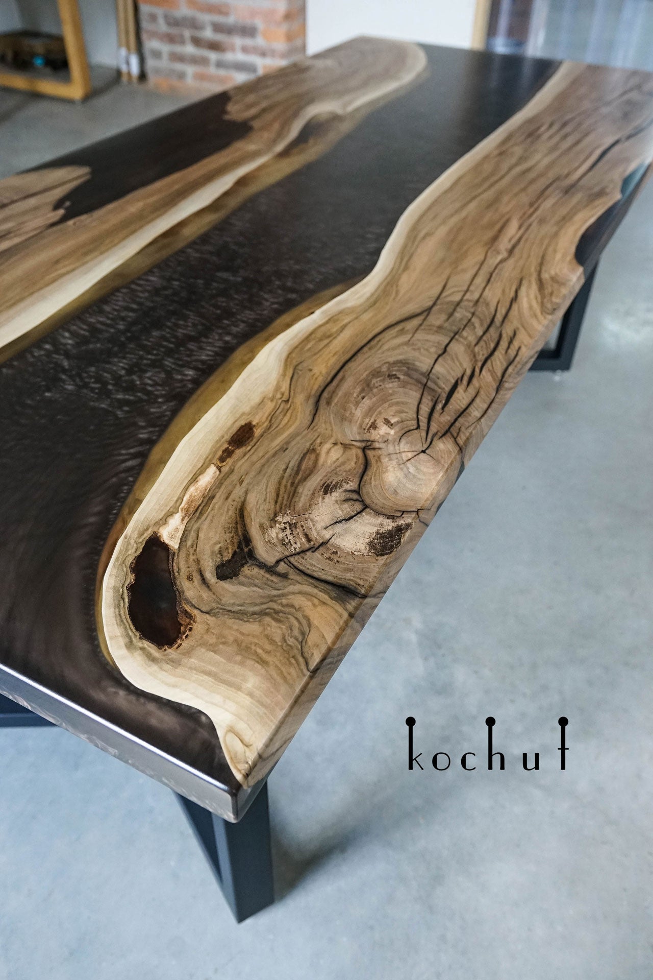 Armagnac — Esstisch aus Holz und Epoxidharz