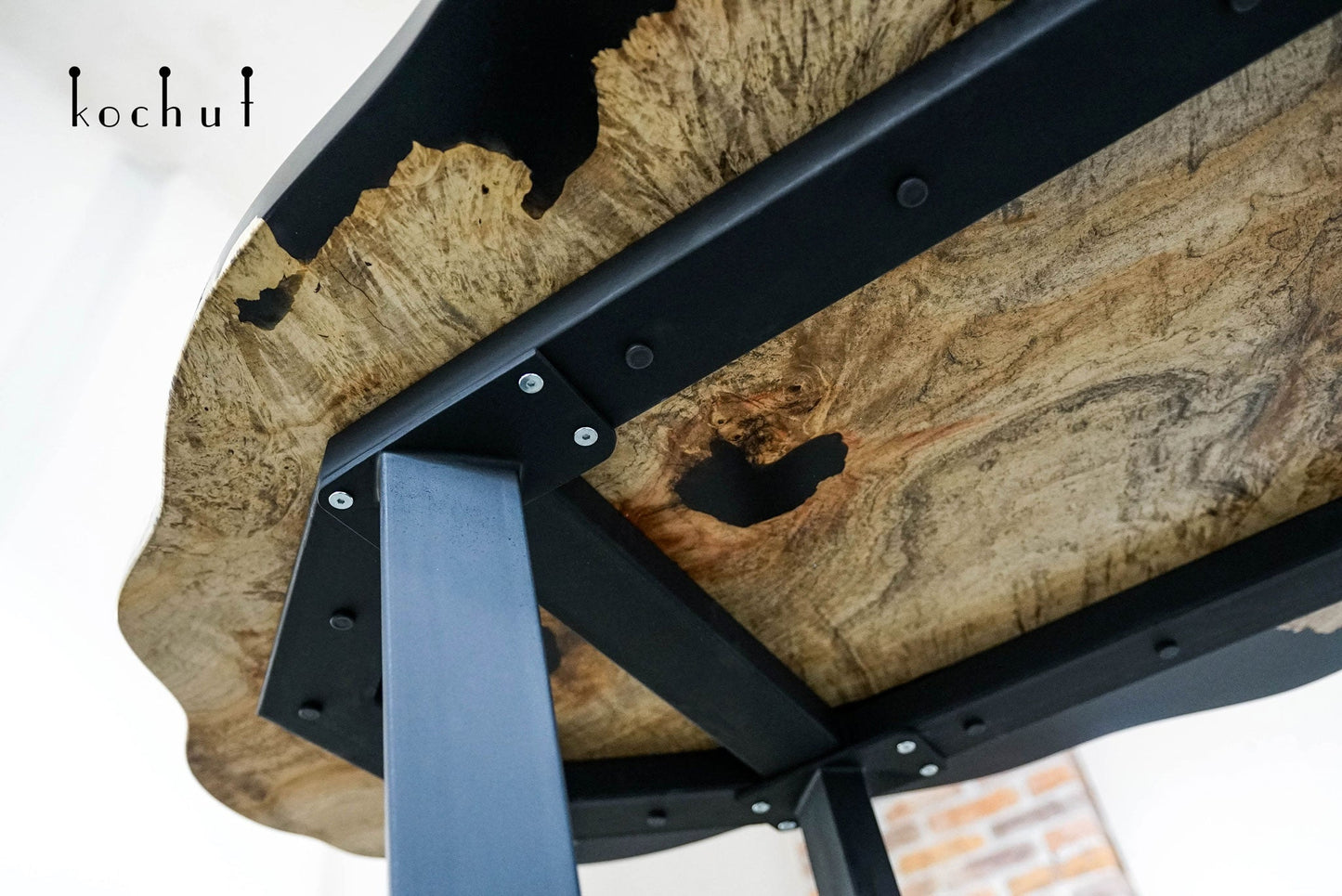 Continental — Esstisch aus Holz und Epoxidharz