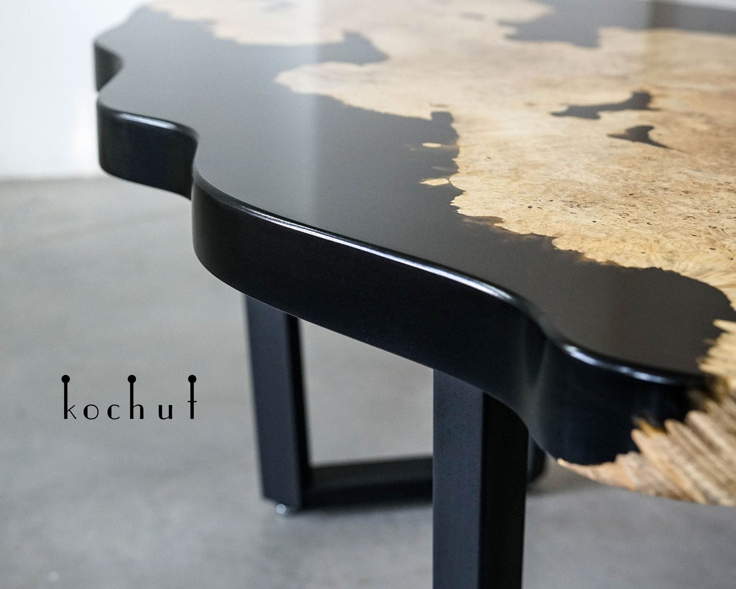 Continental — Esstisch aus Holz und Epoxidharz
