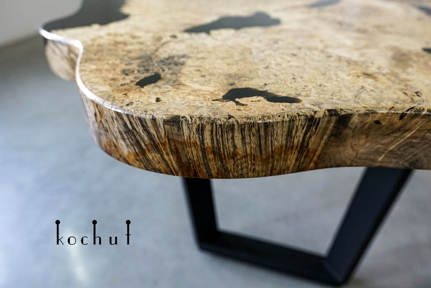 Continental — Esstisch aus Holz und Epoxidharz
