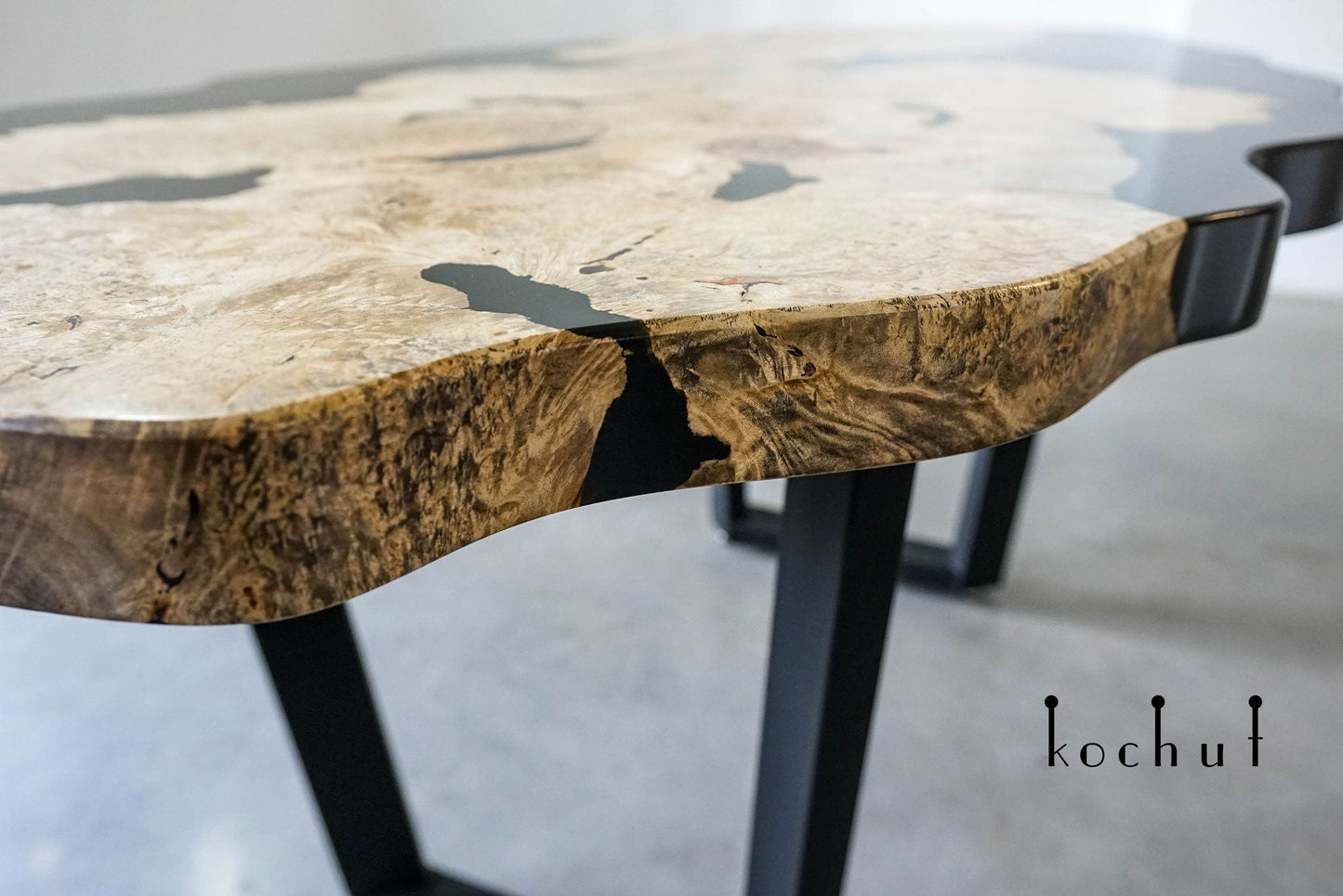 Continental — Esstisch aus Holz und Epoxidharz