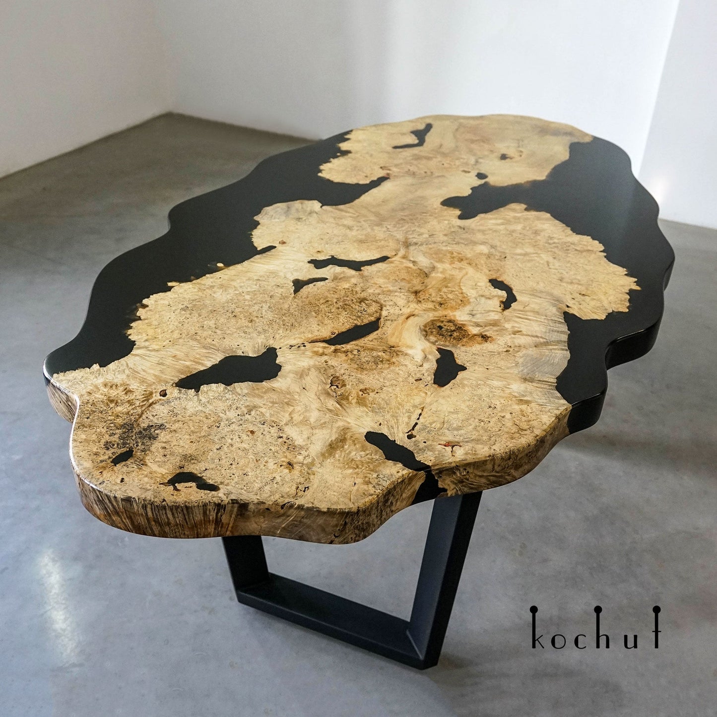 Continental — Esstisch aus Holz und Epoxidharz