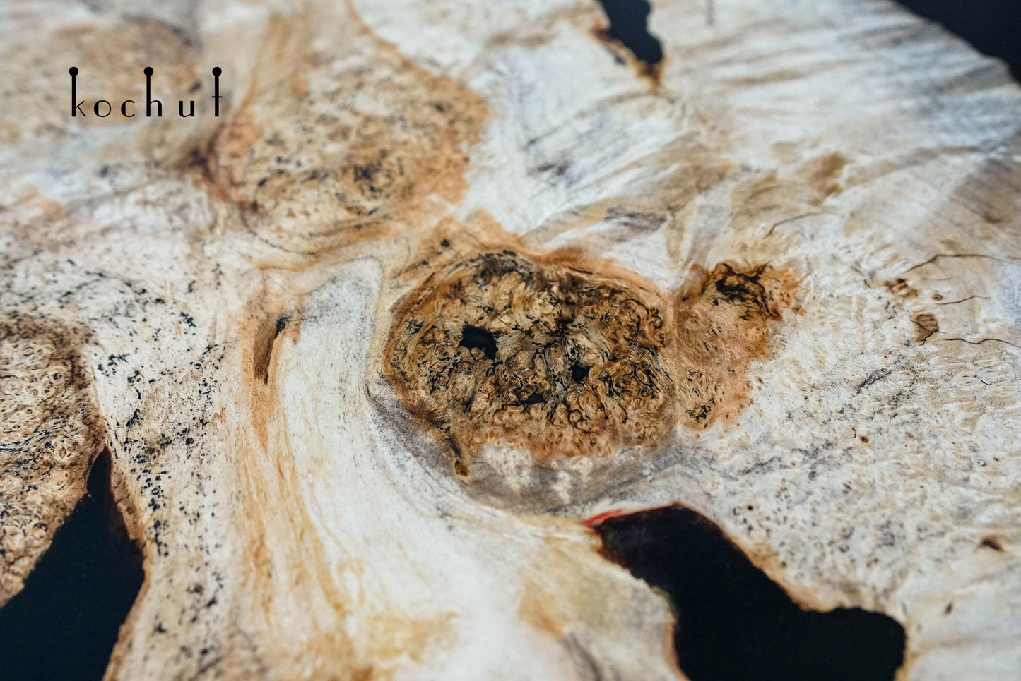 Continental — Esstisch aus Holz und Epoxidharz