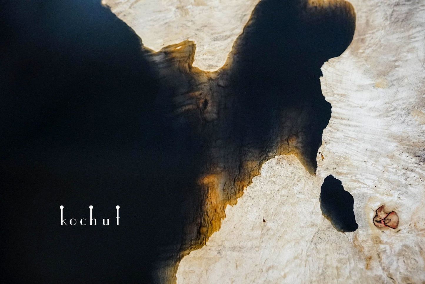 Continental — Esstisch aus Holz und Epoxidharz