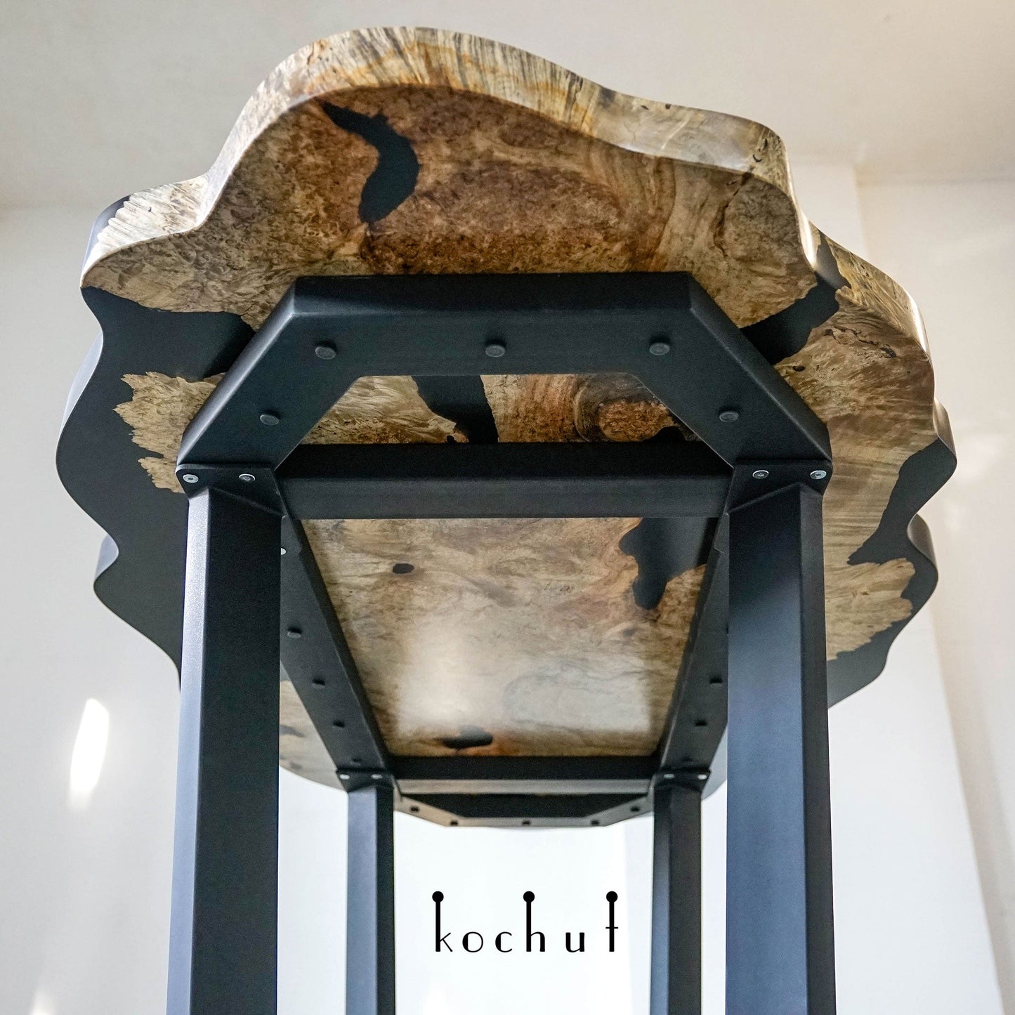 Continental — Esstisch aus Holz und Epoxidharz