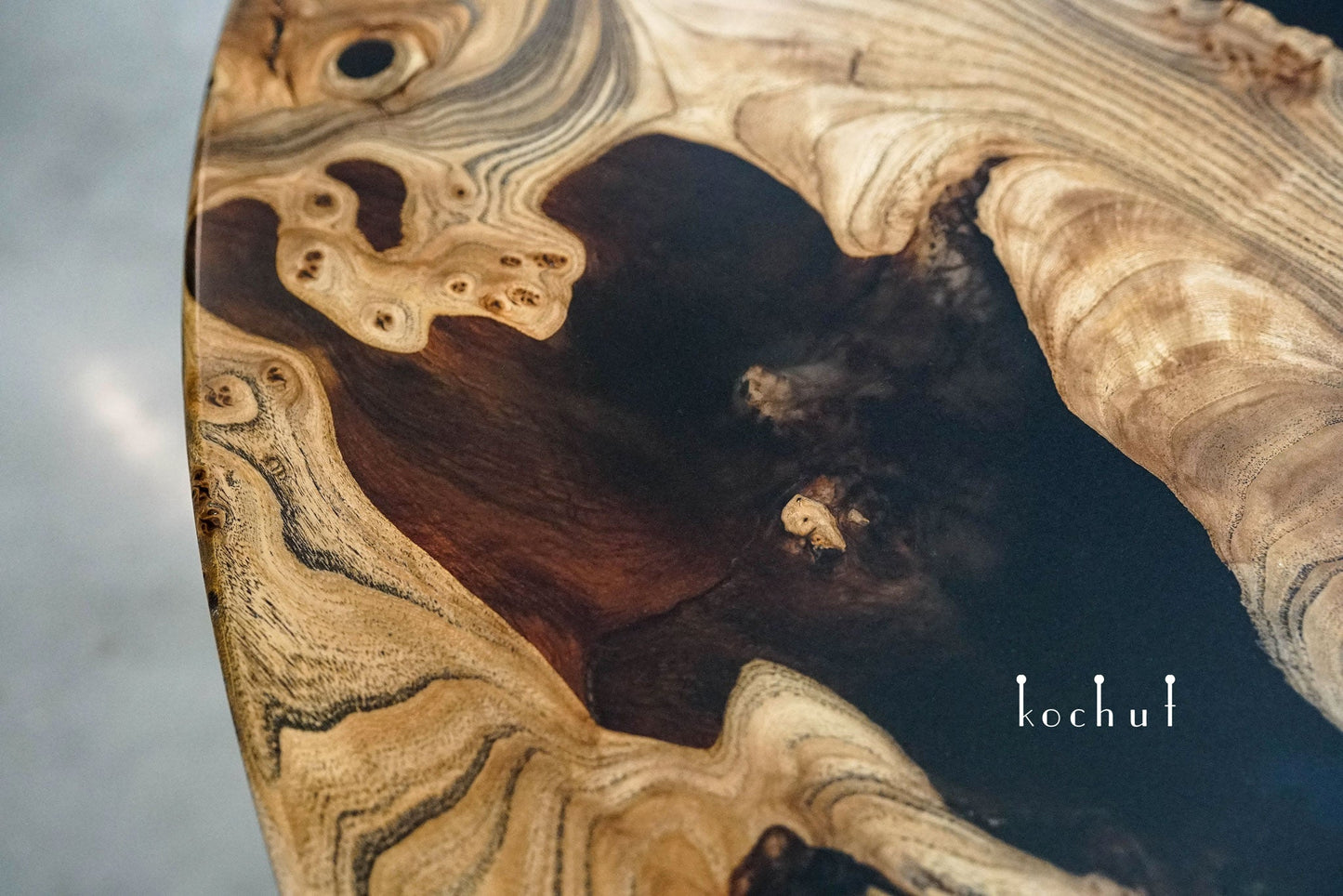 Onyx — Esstisch aus Holz und Epoxidharz