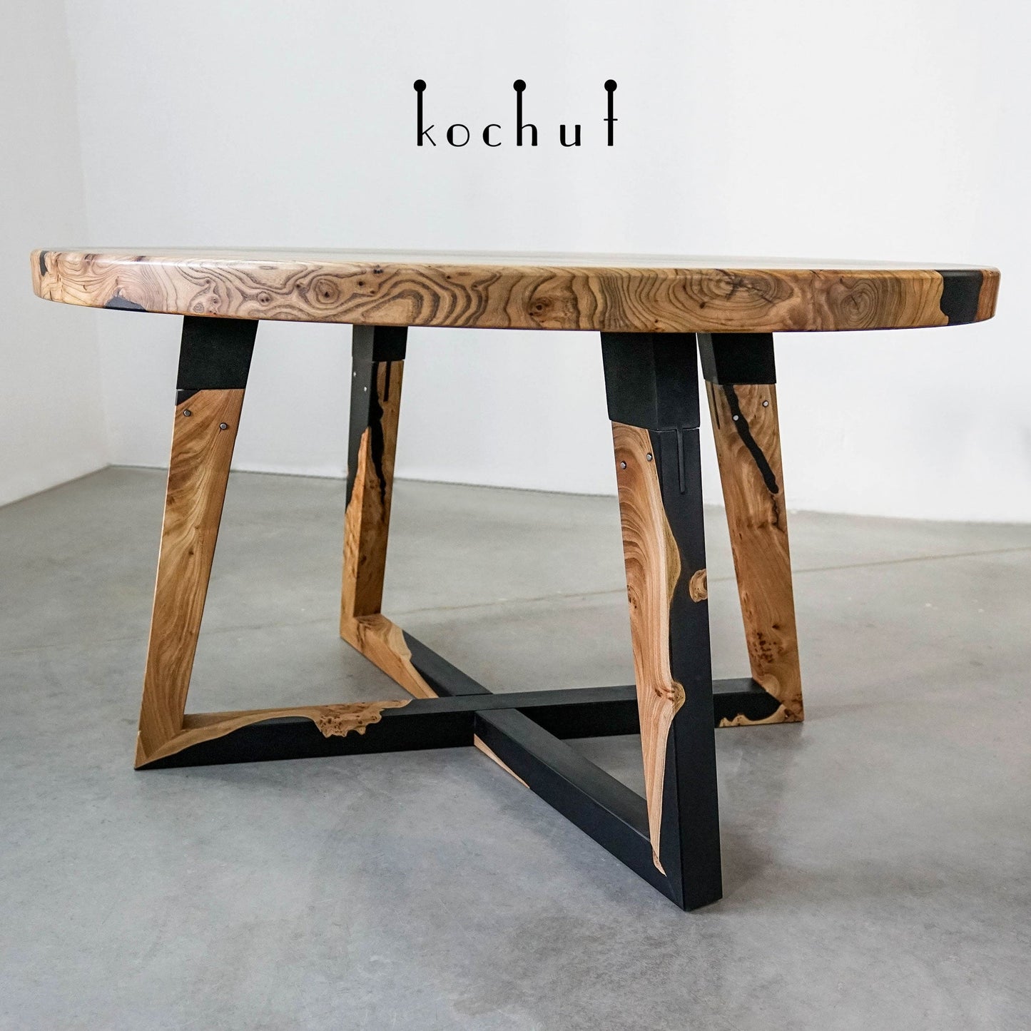 Onyx — Esstisch aus Holz und Epoxidharz