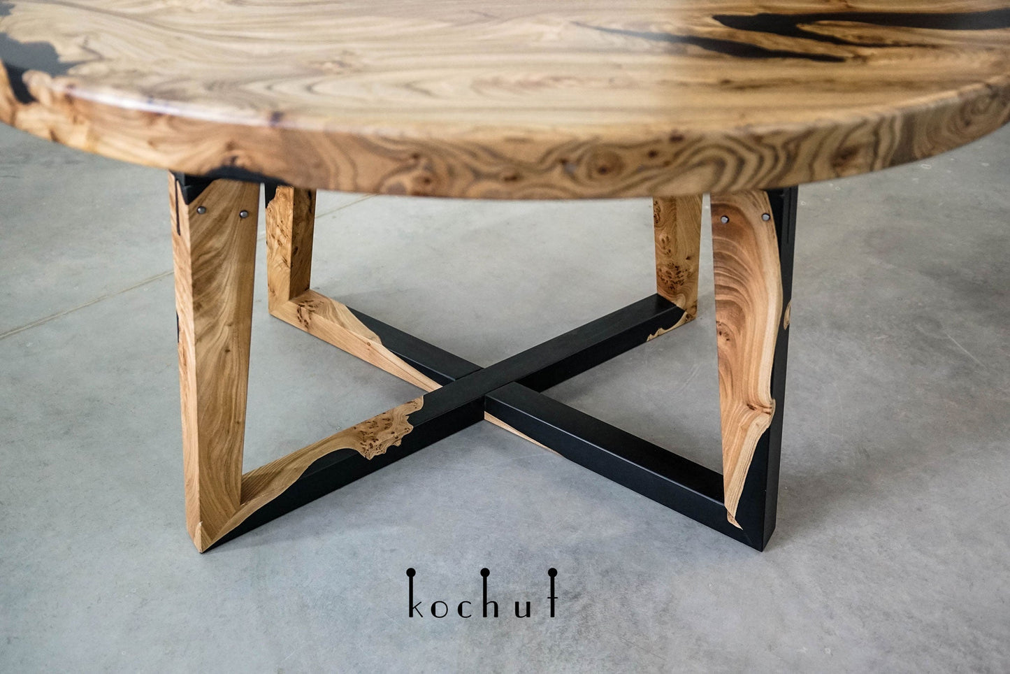 Onyx — Esstisch aus Holz und Epoxidharz