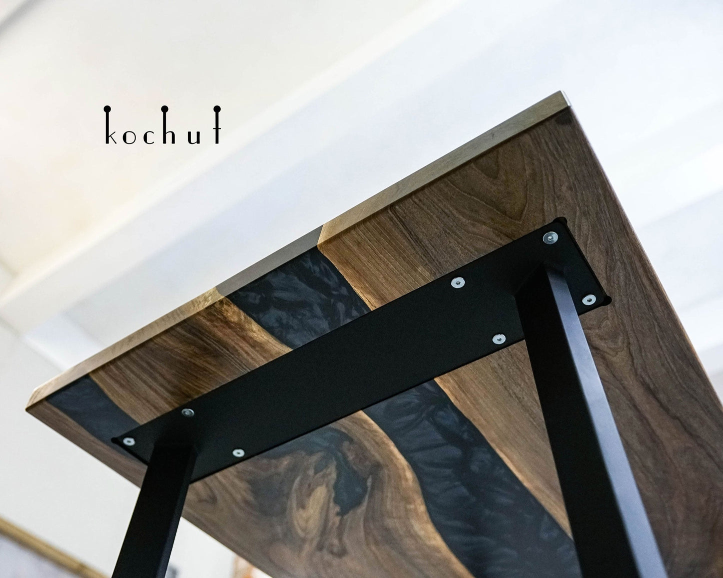 Magie der Nacht — Esstisch aus Holz und Epoxidharz
