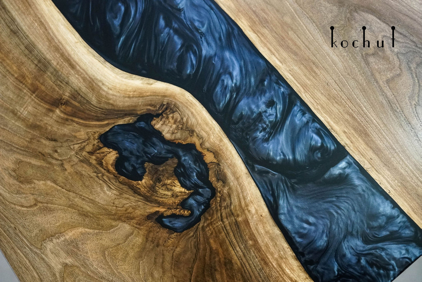 Magie der Nacht — Esstisch aus Holz und Epoxidharz