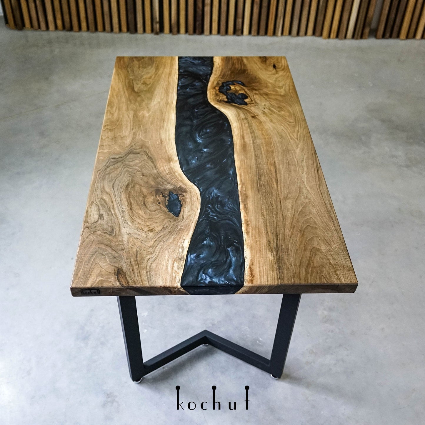 Magie der Nacht — Esstisch aus Holz und Epoxidharz