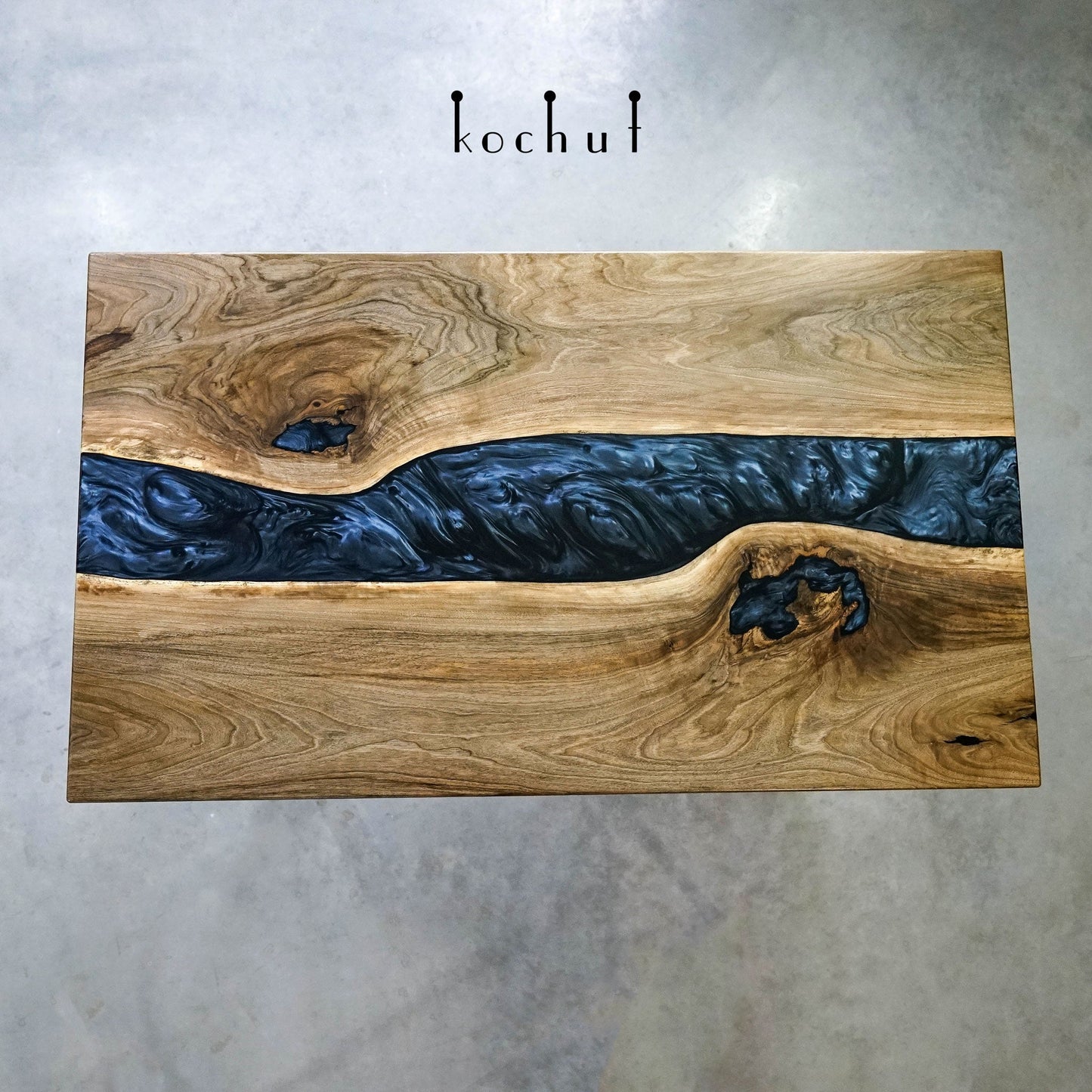 Magie der Nacht — Esstisch aus Holz und Epoxidharz
