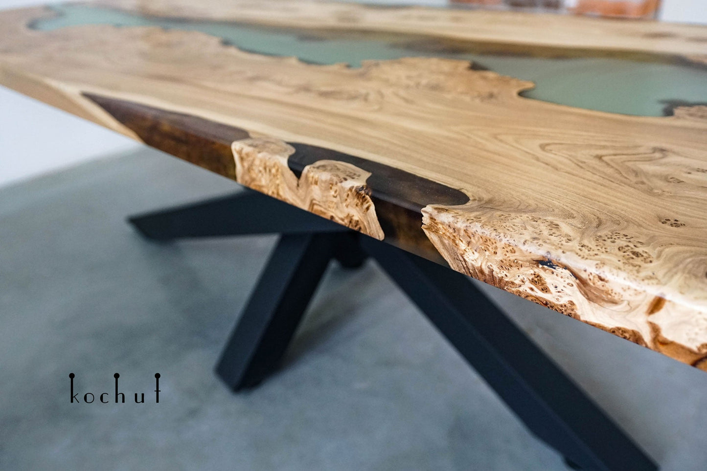 Mighty Eukalyptus — Esstisch aus Holz und Epoxidharz