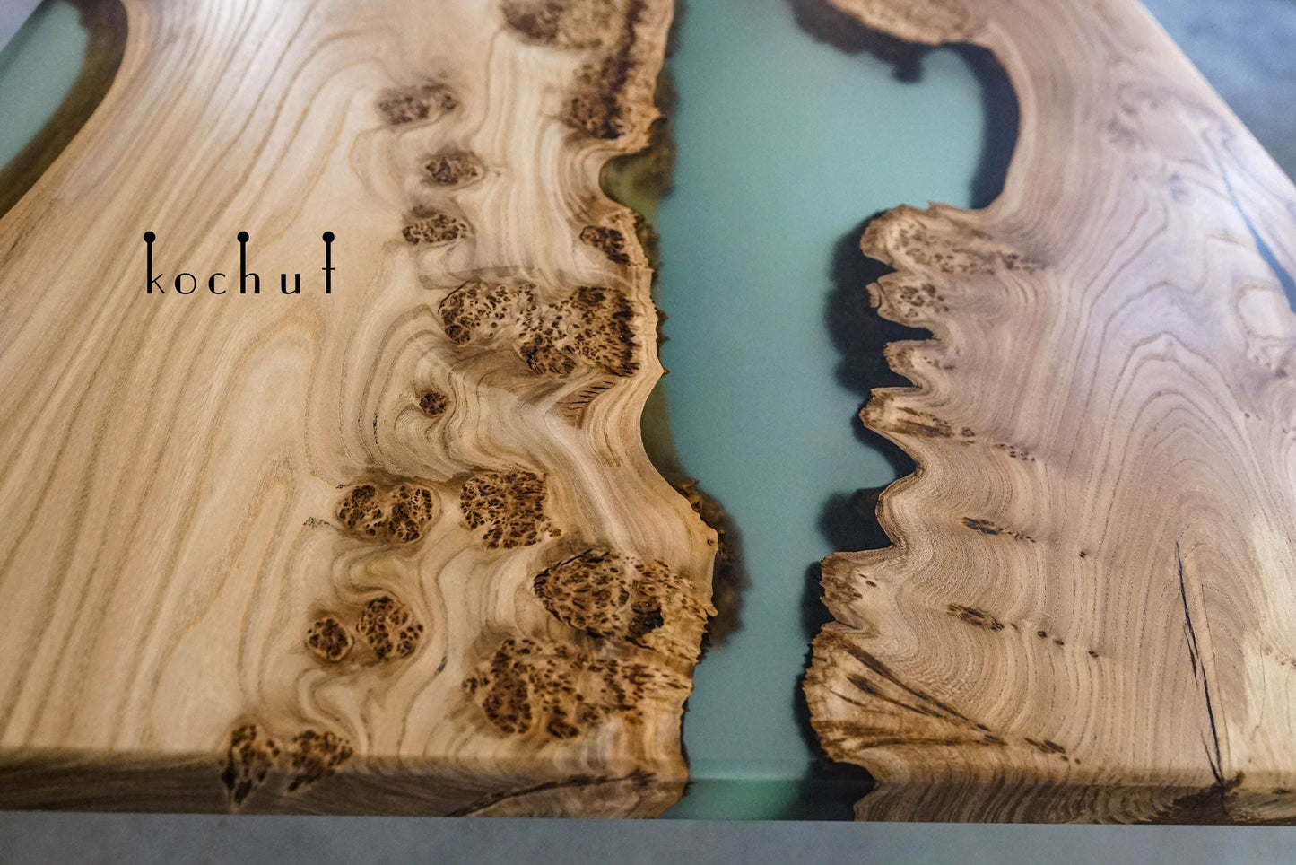 Mighty Eukalyptus — Esstisch aus Holz und Epoxidharz