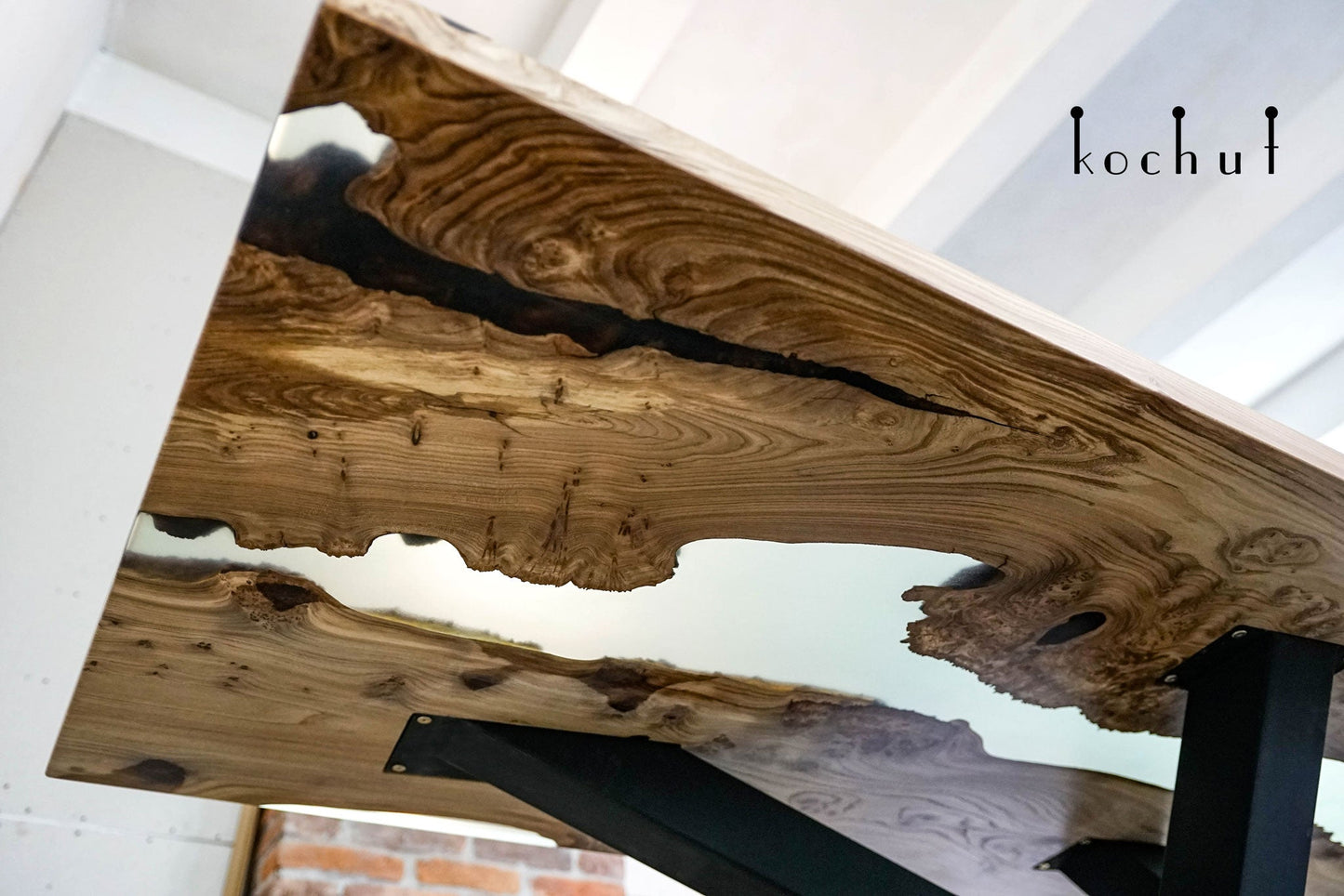 Mighty Eukalyptus — Esstisch aus Holz und Epoxidharz