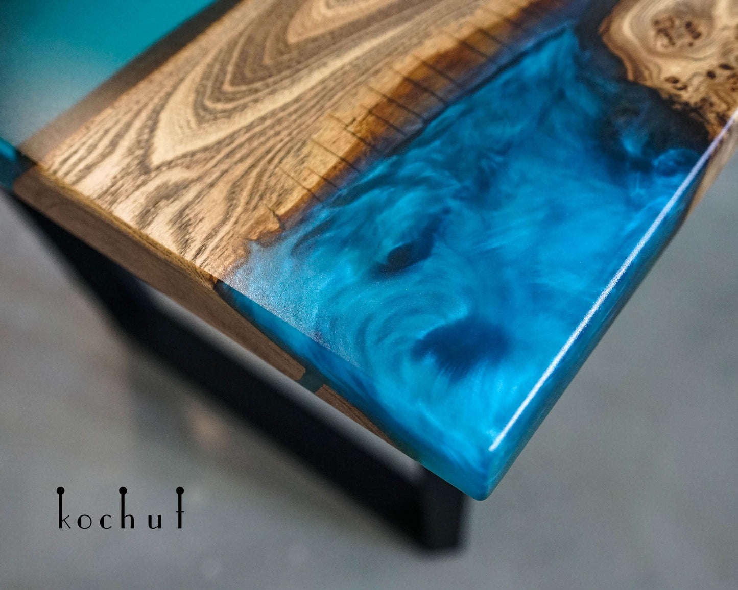 Damaskus — Esstisch aus Holz und Epoxidharz (Metallbeine)