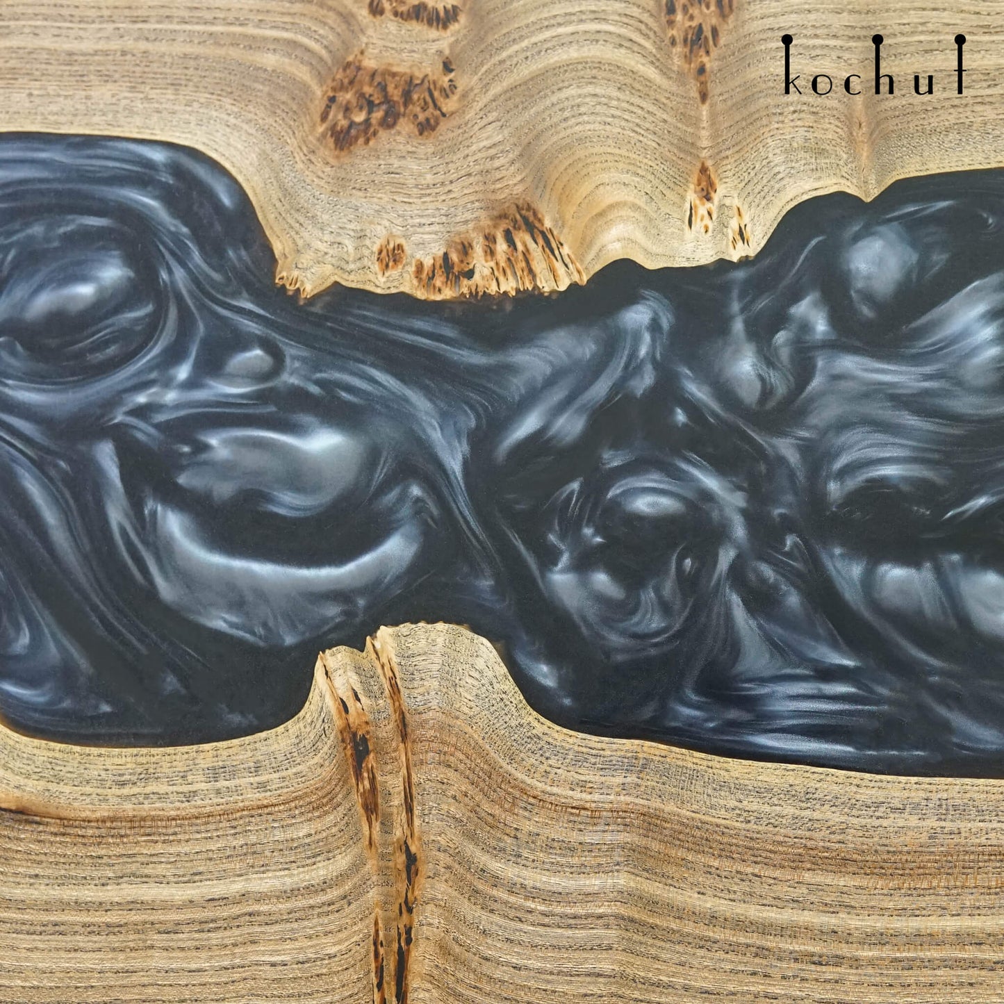 Shizen — Esstisch aus Holz und Epoxidharz